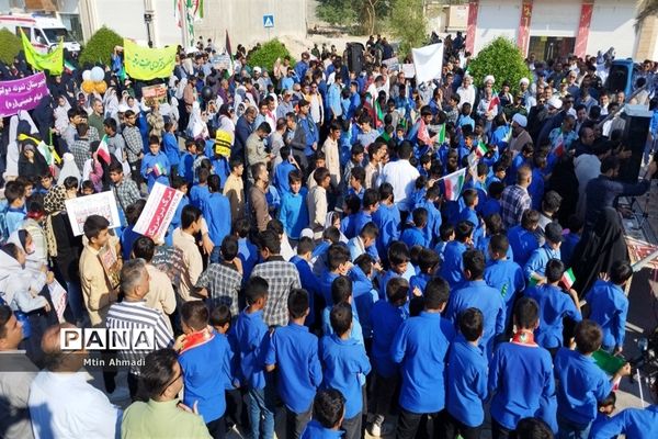 مشت محکم دانش‌آموزان بر دهان استکبار