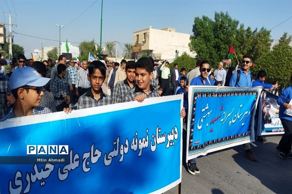 مشت محکم دانش‌آموزان بر دهان استکبار