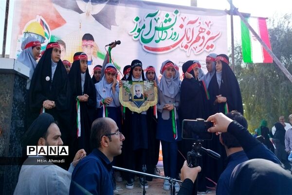 مشت محکم دانش‌آموزان بر دهان استکبار