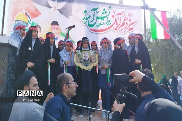 مشت محکم دانش‌آموزان بر دهان استکبار