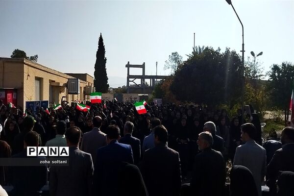 نواخته شدن زنگ استکبار‌ستیزی در مدارس شهرستان سروستان