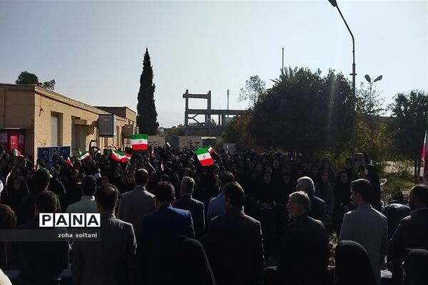 نواخته شدن زنگ استکبار‌ستیزی در مدارس شهرستان سروستان