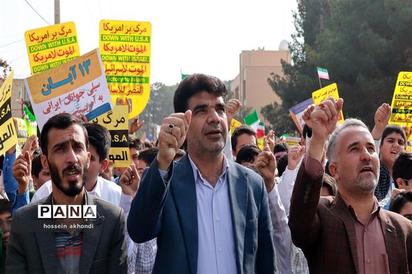 خروش دانش‌آموزان میبدی در راهپیمایی 13 آبان و طنین انداز شدن شعار مرگ بر اسرائیل