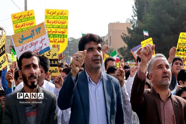 خروش دانش‌آموزان میبدی در راهپیمایی 13 آبان و طنین انداز شدن شعار مرگ بر اسرائیل