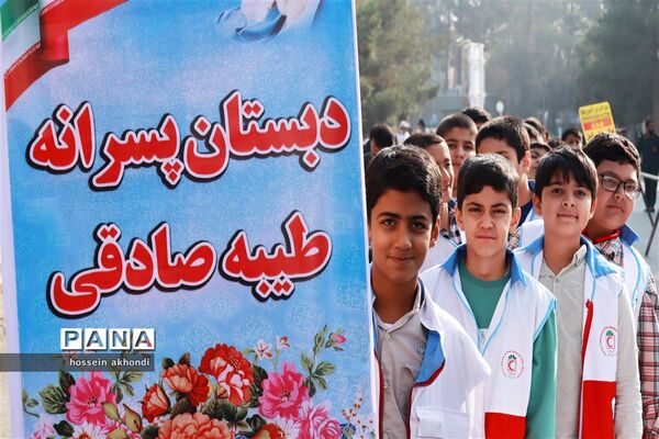 خروش دانش‌آموزان میبدی در راهپیمایی 13 آبان و طنین انداز شدن شعار مرگ بر اسرائیل
