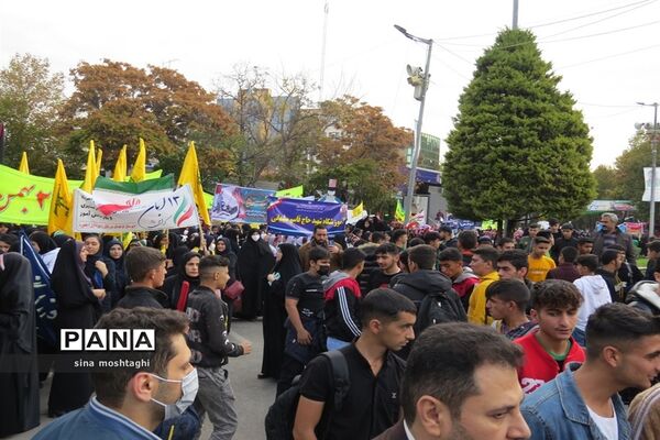 حضور مردم و دانش‌آموزان شهرستان بجنورد در راهپیمایی 13 آبان ماه