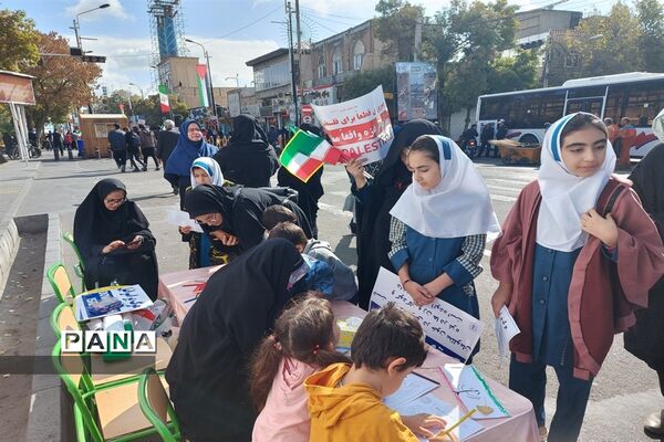 غرفه سازمان دانش‌آموزی در راهپیمایی 13آبان