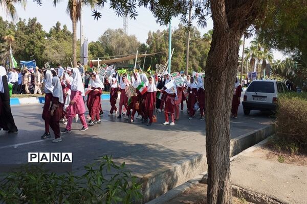 راهپیمای 13 آبان با حضور گسترده دانش‌آموزان و فرهنگیان هرمزگانی