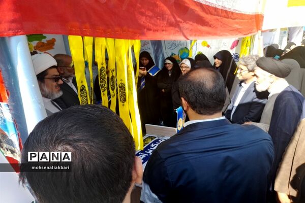 بازدید مدیر‌کل آموزش و پرورش استان خراسان جنوبی از غرفه تشکل‌های دانش‌آموزی