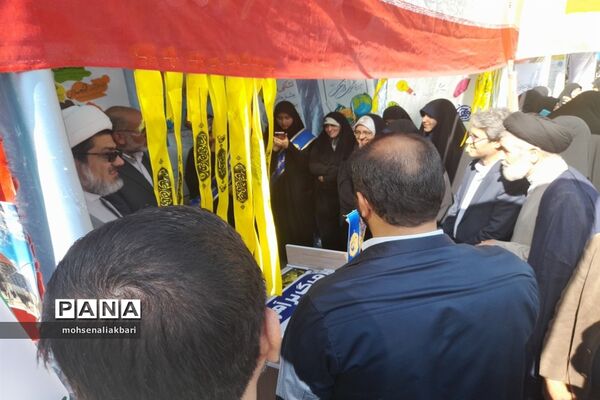 بازدید مدیر‌کل آموزش و پرورش استان خراسان جنوبی از غرفه تشکل‌های دانش‌آموزی