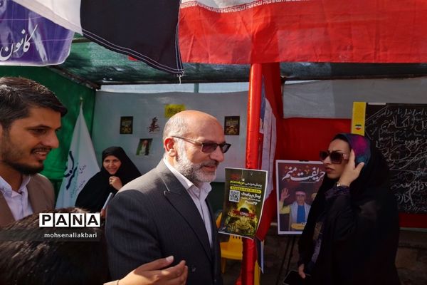 بازدید مدیر‌کل آموزش و پرورش استان خراسان جنوبی از غرفه تشکل‌های دانش‌آموزی