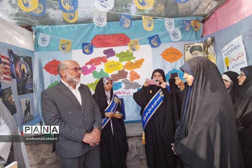 بازدید مدیر‌کل آموزش و پرورش استان خراسان جنوبی از غرفه تشکل‌های دانش‌آموزی