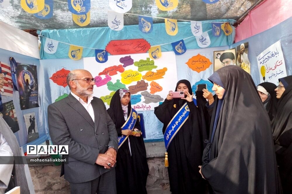 بازدید مدیر‌کل آموزش و پرورش استان خراسان جنوبی از غرفه تشکل‌های دانش‌آموزی