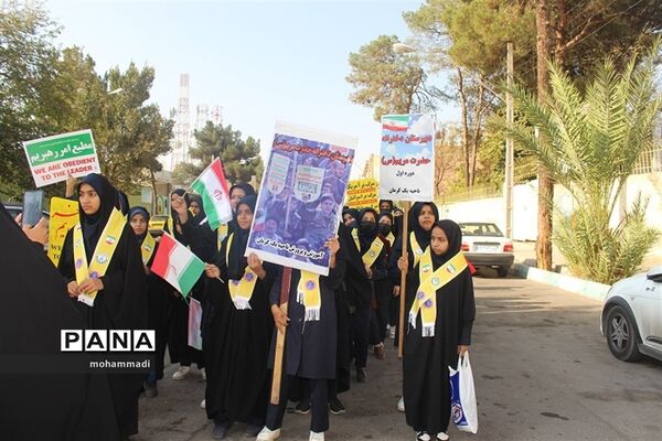 حضور فرزندان سلیمانی در راهپیمایی 13 آبان
