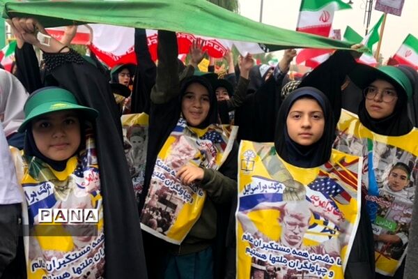حضور پرشور دانش‌آموزان در راهپیمایی یوم الله سیزده آبان ناحیه 2 ری