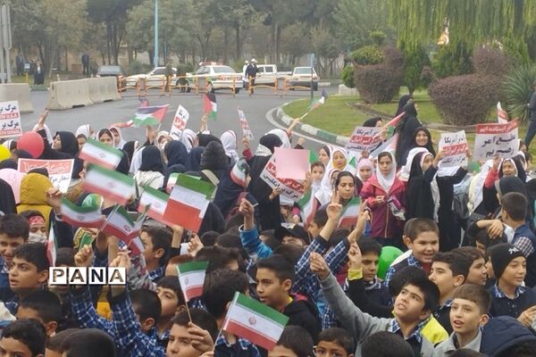 حضور پرشور دانش‌آموزان در راهپیمایی یوم الله سیزده آبان ناحیه 2 ری