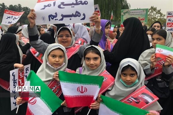 حضور پرشور دانش‌آموزان در راهپیمایی یوم الله سیزده آبان ناحیه 2 ری