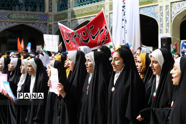 حضور دانش‌آموزان در راهپیمایی سیزده آبان ماه