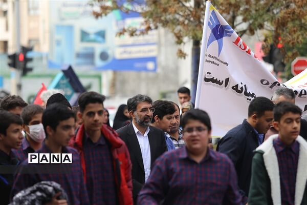 حضور دانش‌آموزان در راهپیمایی سیزده آبان ماه
