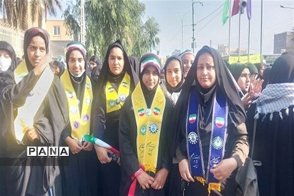 حضور دانش‌آموزان عشایری کرمان در راهپیمایی 13 آبان