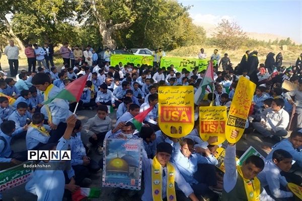 حضور دانش‌آموزان عشایری کرمان در راهپیمایی 13 آبان