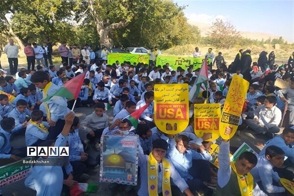 حضور دانش‌آموزان عشایری کرمان در راهپیمایی 13 آبان