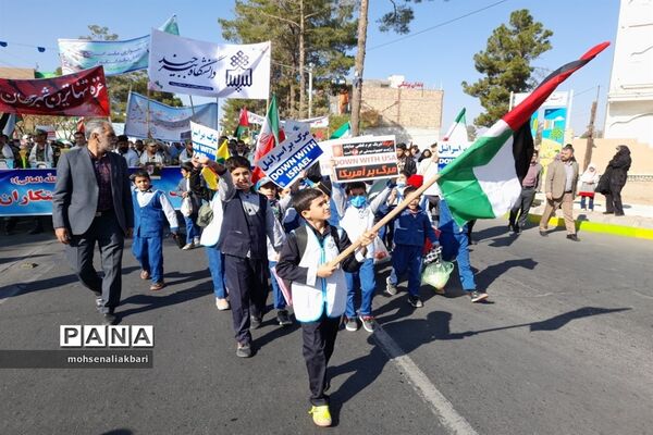 حضور پرشور دانش‌آموزان شهرستان بیرجند در راهپیمایی 13 آبان