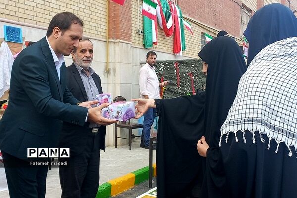 مراسم بزرگداشت مدافع امنیت و آیین روز دانش‌آموز در مدرسه نشاط بهارستان 2