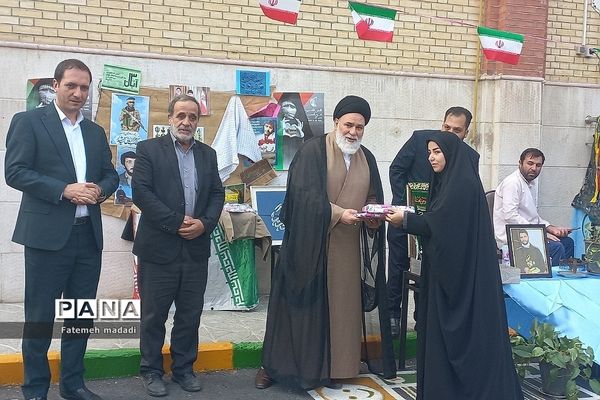 مراسم بزرگداشت مدافع امنیت و آیین روز دانش‌آموز در مدرسه نشاط بهارستان 2