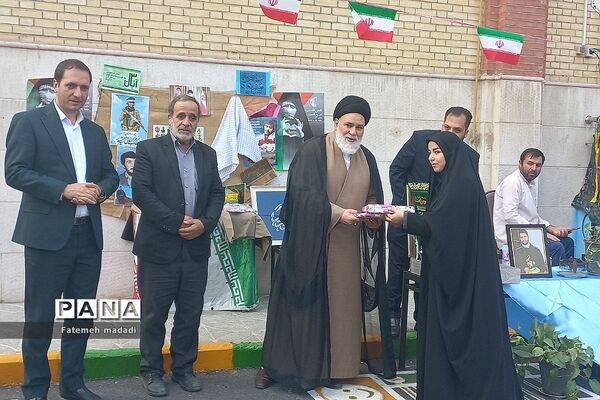 مراسم بزرگداشت مدافع امنیت و آیین روز دانش‌آموز در مدرسه نشاط بهارستان 2
