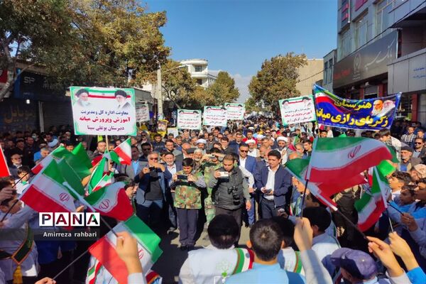 راهپیمایی  دانش‌آموزان میانه به‌مناسبت ۱۳ آبان