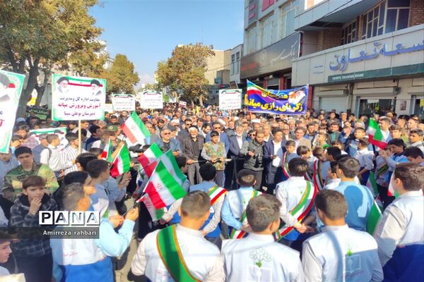 راهپیمایی  دانش‌آموزان میانه به‌مناسبت ۱۳ آبان