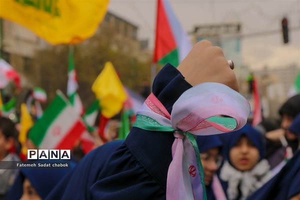 حضور پرشور مردم و دانش‌آموزان مشهد در یوم الله ۱۳ آبان