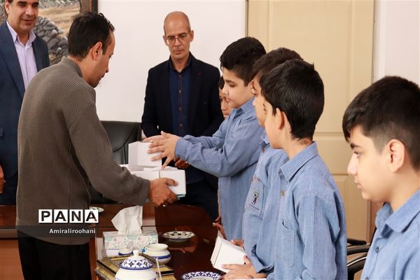 دیدار اعضای شوراهای دانش‌آموزی آموزشگاه دانش صدرا با مدیر آموزش و پرورش میبد