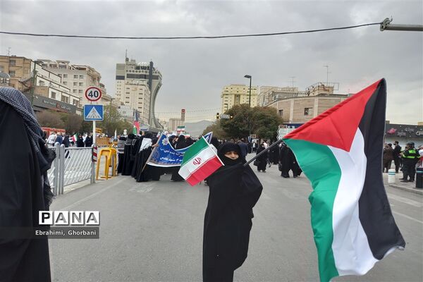 حضور گسترده مشهدی‌ها در راهپیمایی ۱۳ آبان