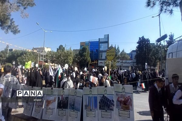 حضور پر شور دانش آموزان دختر خراسان جنوبی  در راهپیمایی 13 آبان