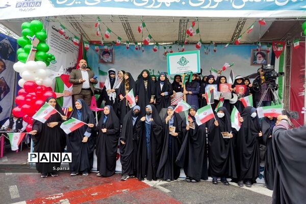 راهپیمایی ۱۳ آبان در حمایت از مردم غزه در هوای بارانی