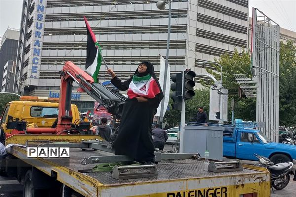 راهپیمایی ۱۳ آبان در حمایت از مردم غزه در هوای بارانی