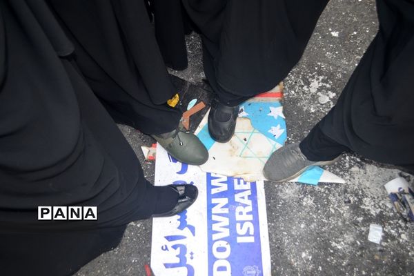 راهپیمایی ۱۳ آبان در حمایت از مردم غزه در هوای بارانی