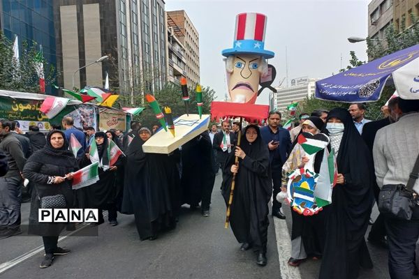 راهپیمایی ۱۳ آبان در حمایت از مردم غزه در هوای بارانی