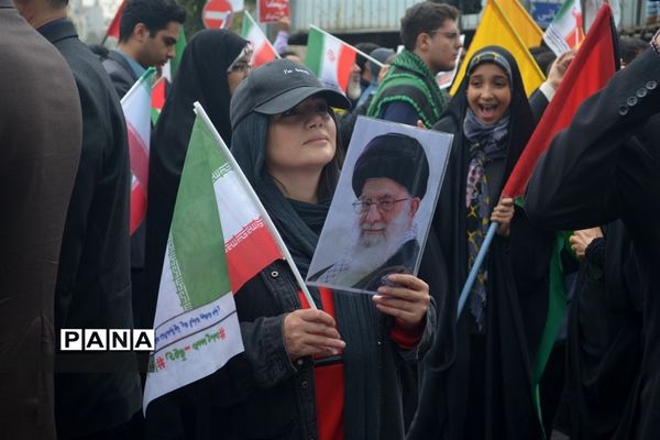 راهپیمایی ۱۳ آبان در حمایت از مردم غزه در هوای بارانی