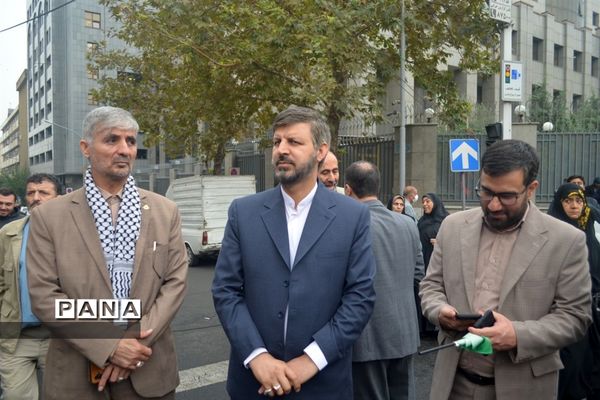 راهپیمایی ۱۳ آبان در حمایت از مردم غزه در هوای بارانی