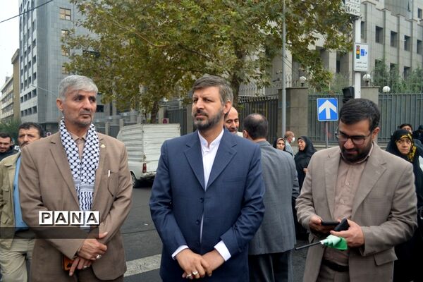 راهپیمایی ۱۳ آبان در حمایت از مردم غزه در هوای بارانی