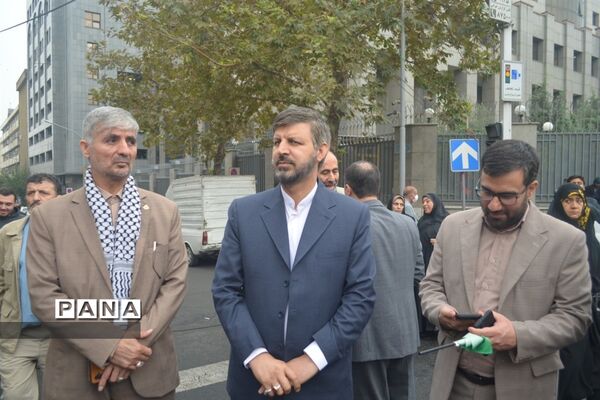 راهپیمایی ۱۳ آبان در حمایت از مردم غزه در هوای بارانی