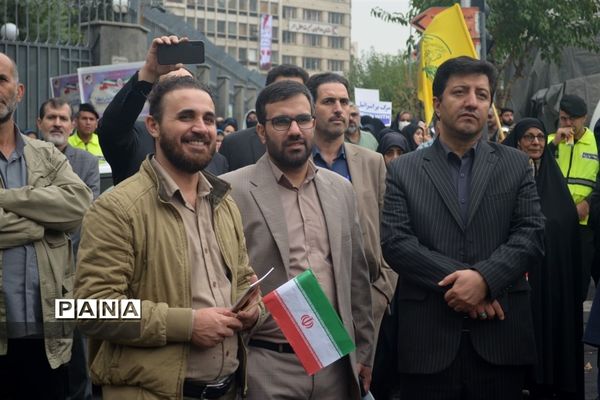 راهپیمایی ۱۳ آبان در حمایت از مردم غزه در هوای بارانی