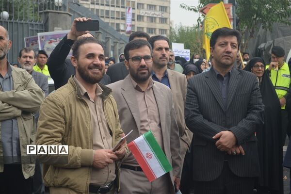راهپیمایی ۱۳ آبان در حمایت از مردم غزه در هوای بارانی