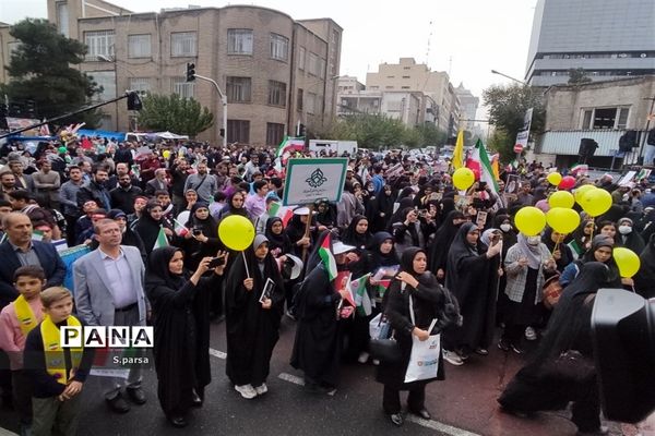 راهپیمایی ۱۳ آبان در حمایت از مردم غزه در هوای بارانی