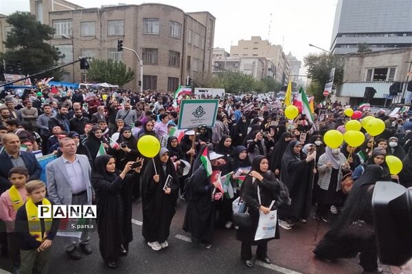 راهپیمایی ۱۳ آبان در حمایت از مردم غزه در هوای بارانی
