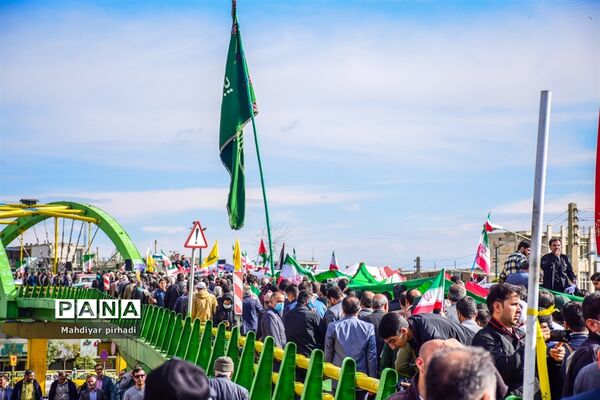 حضور پرشور دانش‌آموزان در راهپیمایی ۱۳ آبان شهر اراک
