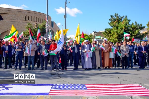 حضور پرشور دانش‌آموزان در راهپیمایی ۱۳ آبان شهر اراک